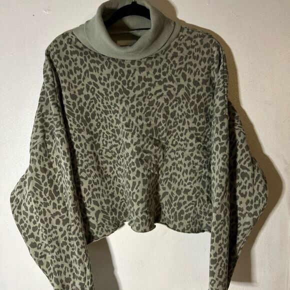 American Eagle Outfitters Tops - American Eagle Turtle Neck Crop Sweatshirt Size M